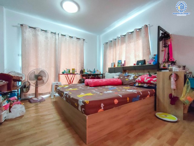 *****บ้านเดี่ยวมือสองย่านนนทบุรี ม.จิรกานต์1 บางบัวทอง-ไทรน้อย บนเนื้อที่จัดเต็ม 50.6 ตร.ว. ฟังก์ชัน 4 ห้องนอน 2 ห้องน้ำ 1 ที่จอดรถ บ้านสวย พร้อมเข้าอยู่ แถมฟรี! 2 เครื่องปรับอากาศ 1 เครื่องทำน้ำอุ่น บนทำเลเดินทางสะดวก ใกล้เซ็นทรัลเวสต์เกต, ทางด่วน "ศรีรัช" และรถไฟฟ้า "สถานีคลองบางไผ่"